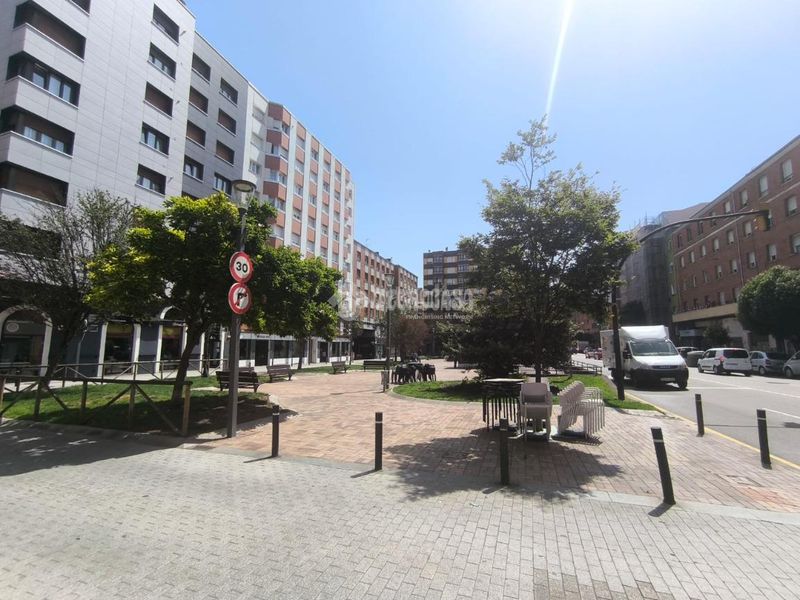 Foto f60ac4c4-1d87-4e92-a6e6-9d1d0b1e9f65. Local comercial a Llano Gijón