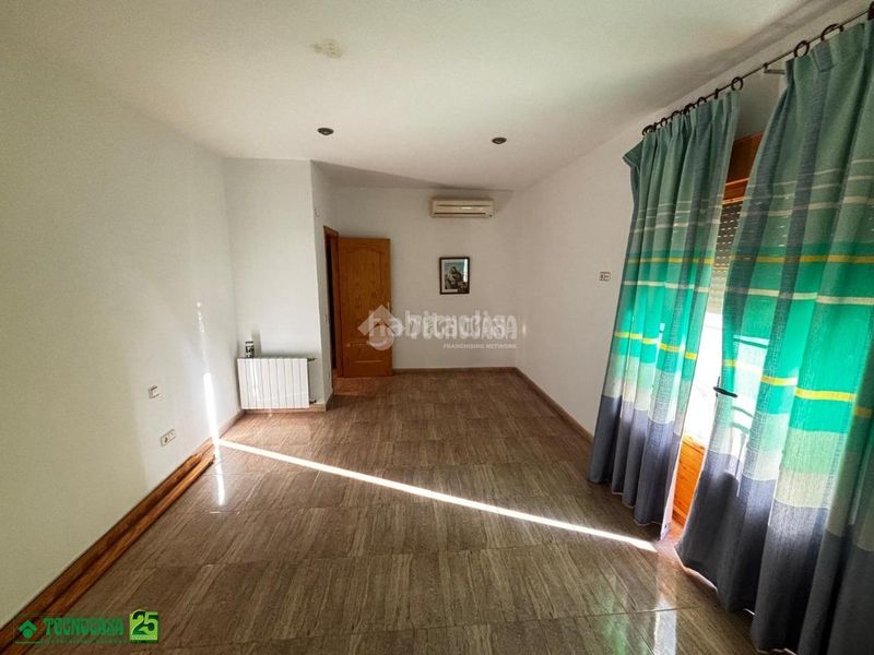 Foto 12d9ee6f-d429-4fe1-ad4c-efd58757bf5a. Casa aparellada amb aparcament a Solana (La)