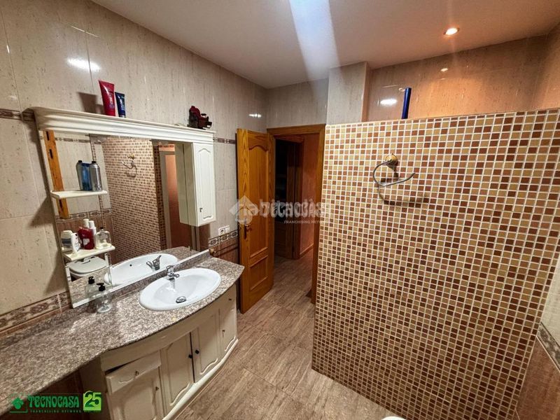 Foto 39fe6597-8bec-4afe-b66d-d0e1c05b25f3. Casa aparellada amb aparcament a Solana (La)