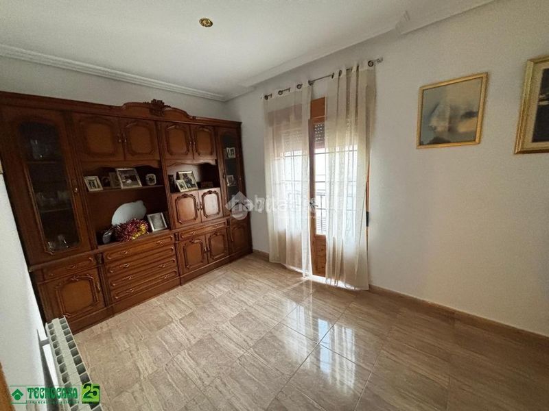 Foto 426bf33b-c78c-4a78-9c85-7302514ed69c. Casa aparellada amb aparcament a Solana (La)