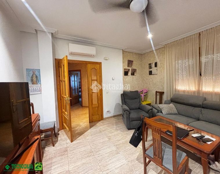 Foto 489f828b-8107-4e1d-9f9b-fcf9d01c4c51. Casa aparellada amb aparcament a Solana (La)