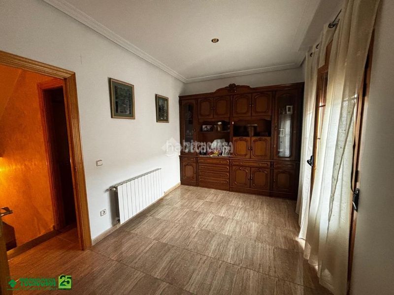 Foto 5b9683be-ed47-4902-b5fa-77c6bf0eec16. Casa aparellada amb aparcament a Solana (La)