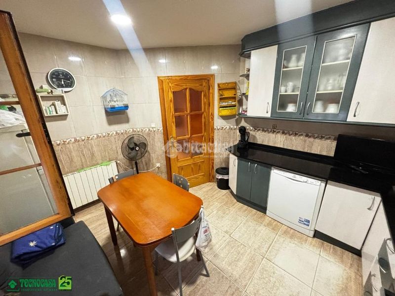 Foto 9bd8b495-75cc-4879-8304-3fa3348a7c20. Casa aparellada amb aparcament a Solana (La)