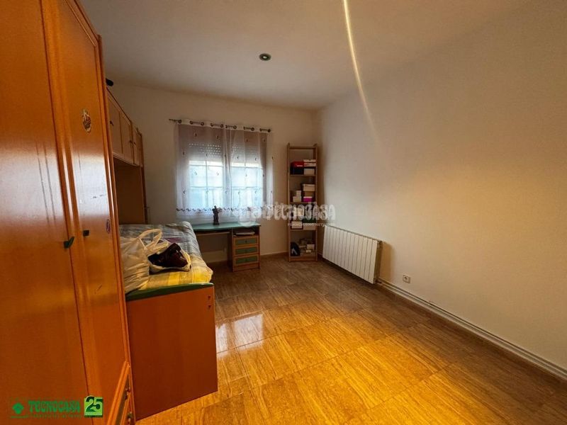 Foto a7b5ebea-d871-438a-9f14-1cc1505e87ea. Casa aparellada amb aparcament a Solana (La)
