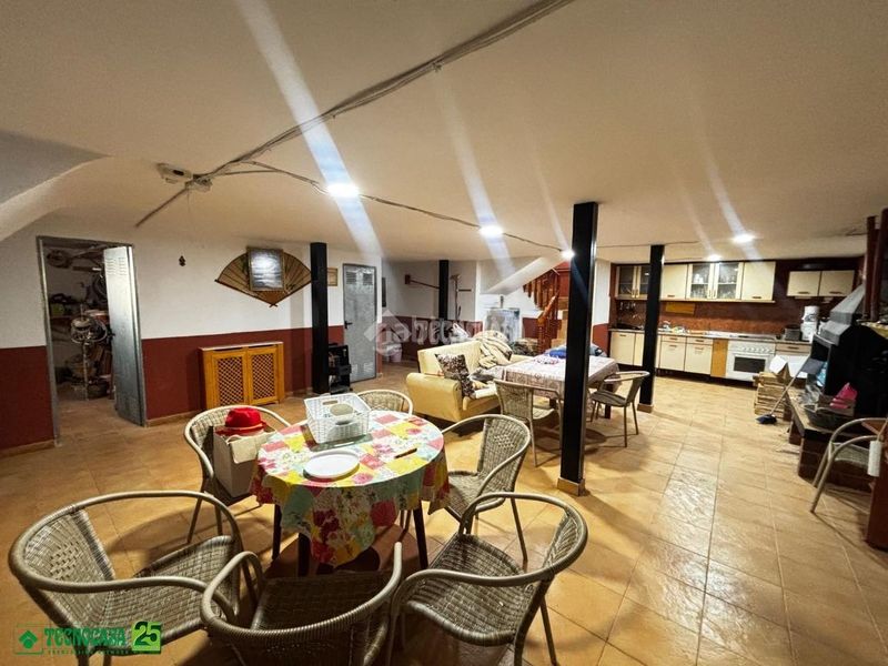 Foto bc5bd897-f2b3-467b-b4a9-34581acb4353. Casa aparellada amb aparcament a Solana (La)