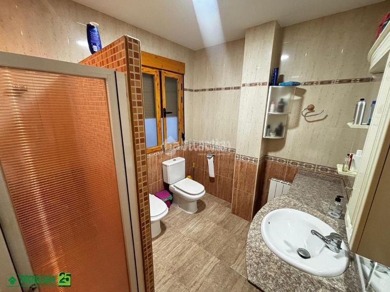 Foto c33d9a07-1653-4ddc-90e7-280a7f32ad50. Casa aparellada amb aparcament a Solana (La)