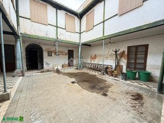 Maison jumelée à Manzanares. Casa en venta en manzanares