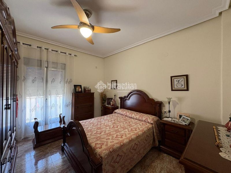 Foto b033d7ee-55aa-4837-8746-60111cde8497. Casa aparellada amb aparcament a Andújar