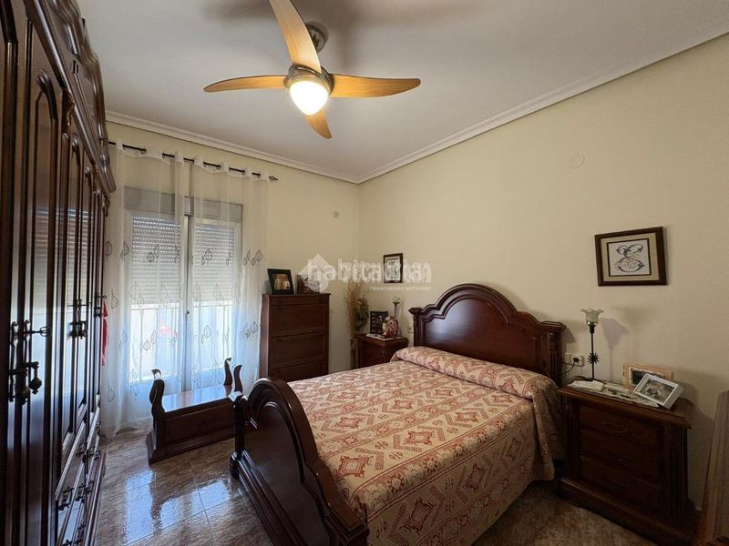 Foto b04b5a0b-f0d2-441e-90d0-72e4b153939a. Casa aparellada amb aparcament a Andújar