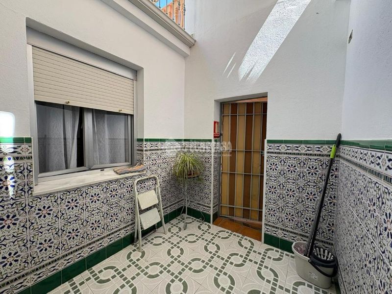 Foto bd82ce2a-c5bd-477c-8091-00ba48fc14d0. Casa aparellada amb aparcament a Andújar