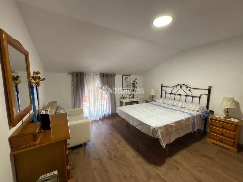 Foto bdf28b1b-0db5-4780-b257-6d2a4c187abc. Casa aparellada amb aparcament a Andújar