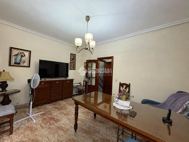 Foto d92fc008-ad01-40b8-81da-aa72758645fd. Casa aparellada amb aparcament a Andújar