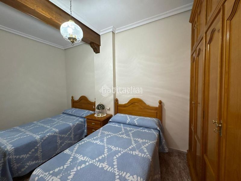 Foto e17f66b0-80b7-4cc9-8684-898a81de7580. Casa aparellada amb aparcament a Andújar