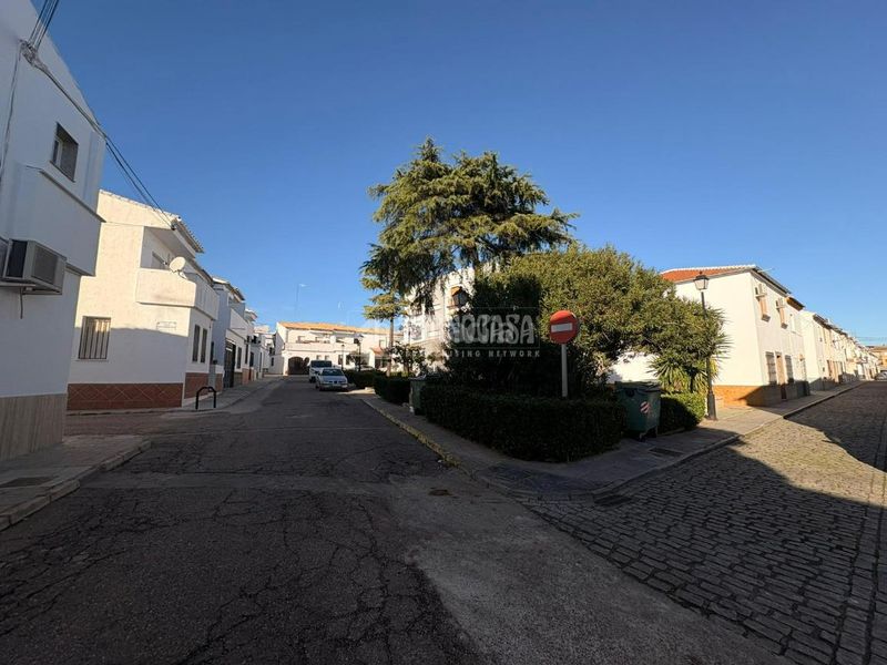 Foto b857393b-5d25-44a6-b9bf-debc828688c2. Casa aparellada a Marmolejo