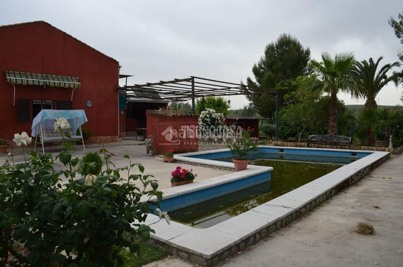 Foto 2abbd445-f4c6-4050-a9fd-85438260e971. Masia amb piscina a Marmolejo