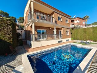 Chalet à Premià de Dalt. Casa 4 vientos del año 2003 con piscina.