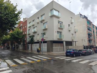 Business premise in Gran via de llu�s companys 212. Local esquinero en gran via 212, bloque del a�o 2024 mas de 20m
