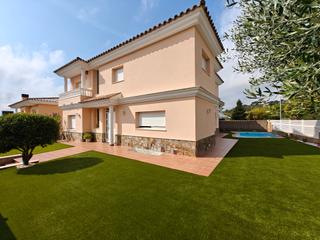 Casa a Vilassar de Dalt. Casa a 4 vientos con piscina, parcela plana y vistas