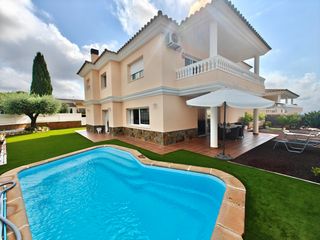 House in Vilassar de Dalt. Casa a 4 vientos con piscina, parcela plana y vistas