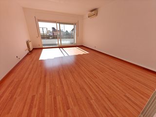 Casa adossada a Can Farrerons. Gran vía / zona náutico.