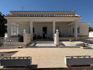 Chalet en Busot. Impresionante chalet en busot, con casa independiente para invit