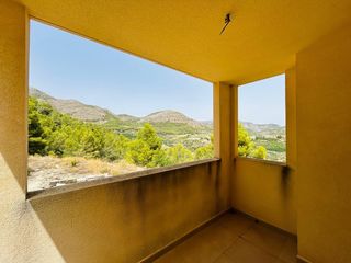 Chalet en Callosa d�en Sarri�. Vivienda unifamiliar con piscina privada y vistas al mar y monta