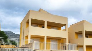 Xalet a Callosa d´en Sarrià. Vivienda unifamiliar con piscina privada y vistas al mar y monta