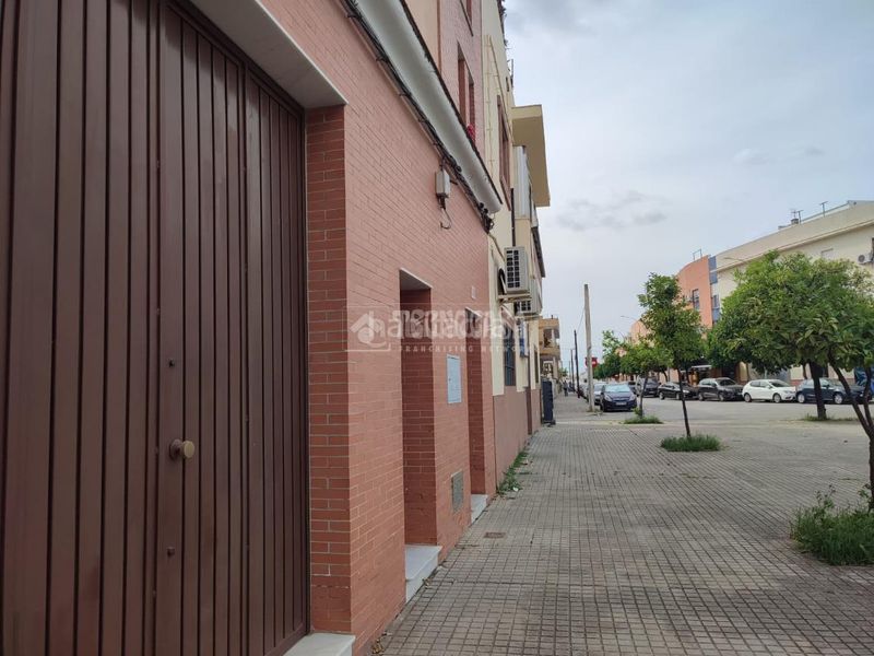 Foto dd354ea0-1a6d-4365-8f52-659a047ae705. Casa aparellada a Palmete Sevilla