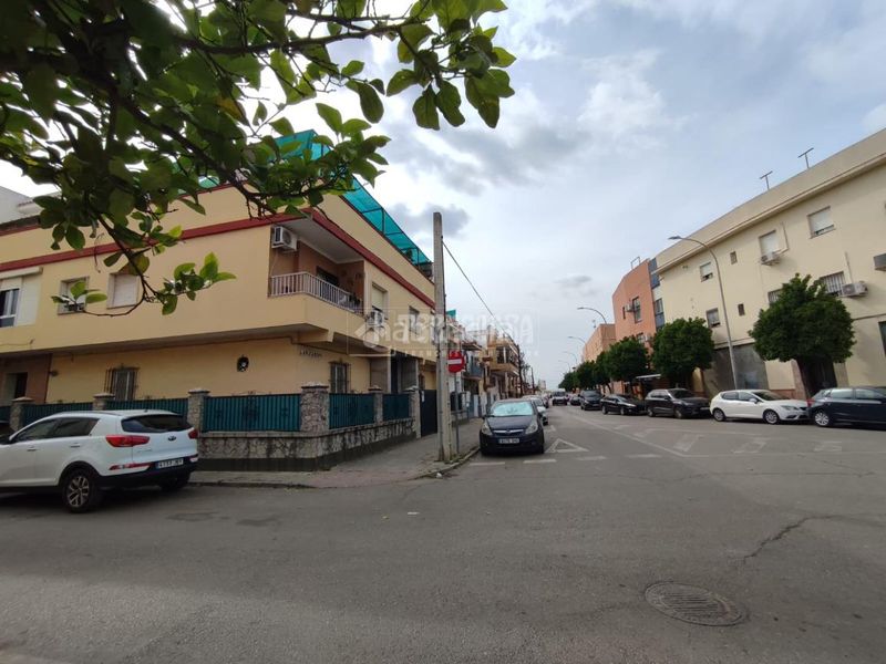 Foto f5cb101e-c3d7-4919-9354-f15a73f2e0d1. Casa aparellada a Palmete Sevilla