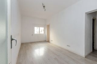 Piso  Plaça de mossèn clapés. Piso de tres habitaciones para reformar en el barrio de sant and