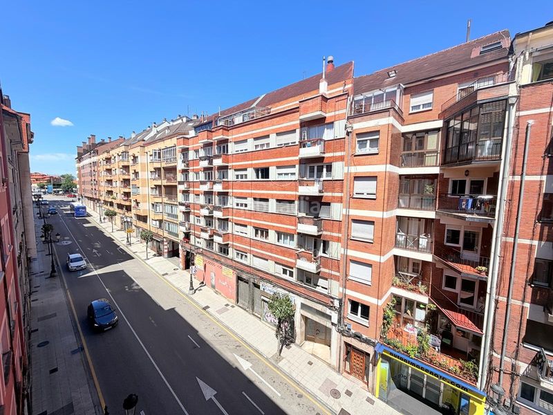 Foto f86a17b9-9979-465f-8b85-b73b516d5960. Piso en Buenavista Oviedo