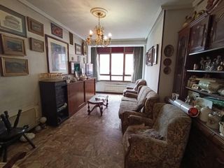 Flat in Calle enrique jardon celaya 2. Amplio piso con terraza y enormes posibilidades en sama de langr