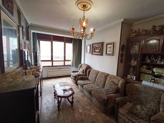 Etagenwohnung in Calle enrique jardon celaya 2. Amplio piso con terraza y enormes posibilidades en sama de langr