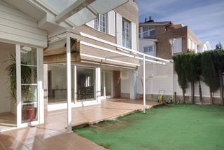 Casa adossada a Carrer castella 14. Espectacular casa esquinera en vallsuau: amplitud, luz y privaci