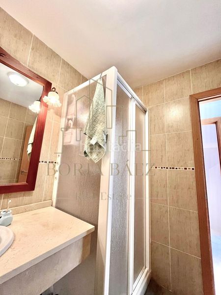 Foto b13f7d97-9c67-4af2-9115-0c19cfb64f43. Casa adossada amb aparcament a Benajarafe