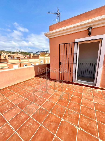 Foto bf9377c3-06d3-43fc-b8db-0c61d4e5df6d. Casa adossada amb aparcament a Benajarafe