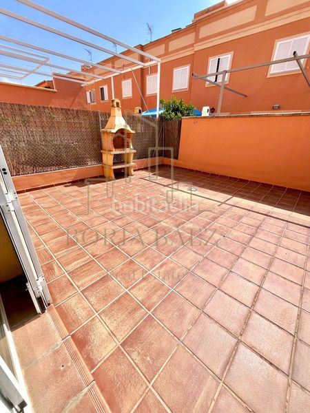 Foto fce43972-8b7e-4930-8b93-a3db9dbd6df6. Casa adossada amb aparcament a Benajarafe