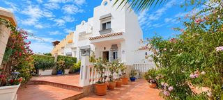 Casa pareada en Almayate Bajo. Espectacular chalet pareado con amplias terrazas, sol�rium y vis