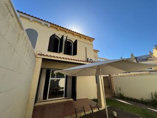 Semi detached house  Calle residencial ciudad de c�rdoba. Exclusivo chalet r�stico con jard�n y parking, en las minas golf