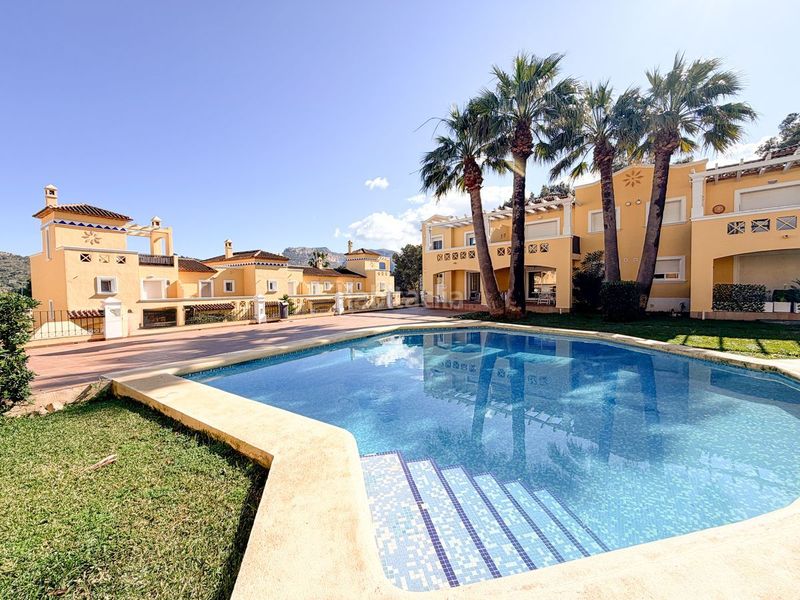 Foto 333ab5c8-ed56-4b6c-a91b-a07e1f653ff7. Casa adossada amb piscina a Pedreguer