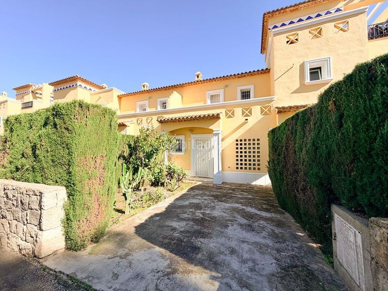 Foto 35ea39f3-9fd8-47e8-9b91-cac76c726e2b. Casa adossada amb piscina a Pedreguer