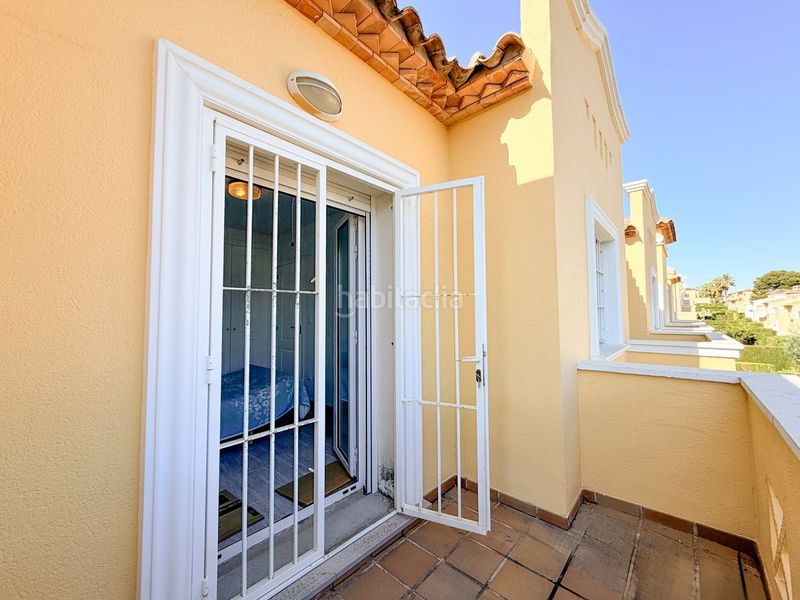 Foto b8f39308-9c16-43cd-9988-ffb454ec2bd1. Casa adossada amb piscina a Pedreguer