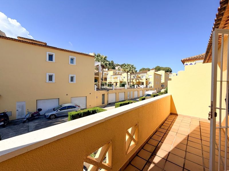 Foto bf94f5ab-c30a-4bc6-8cfe-20849a41fae2. Casa adossada amb piscina a Pedreguer