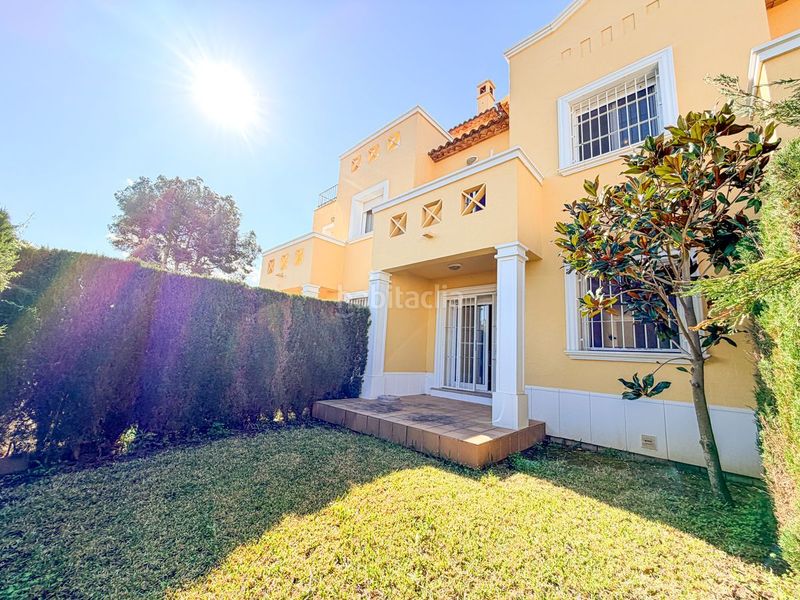 Foto f49e2c5a-50e1-4d49-8ac9-a3a603c57898. Casa adossada amb piscina a Pedreguer