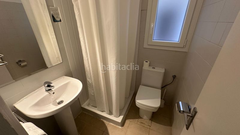 Foto 2bec8126-4eb5-44d8-a1ea-a336fa30f15c. Edifici a l´Estartit poble Estartit