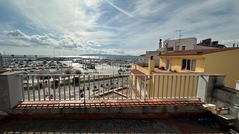 Foto ca36d6ed-3067-4ffe-9d2c-d288e46302c7. Edifici a l´Estartit poble Estartit