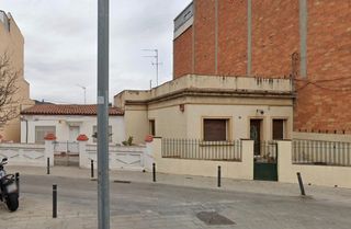 Casa  Carrer castellbisbal. Casa con gran potencial para reformar entre metro el coll teixon