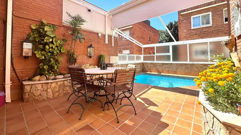 Foto 482b6332-4950-4726-8571-d2bc143362f7. Casa adossada amb calefacció aparcament piscina a Barcelona