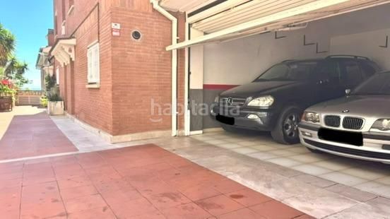 Foto d373f5d8-b3b3-4eac-bff4-1d75d2cad6b1. Casa adossada amb calefacció aparcament piscina a Barcelona