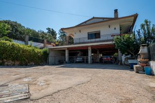 Chalet  Carrer santa elena. Casa independiente con una espectacular parcela de 884 m² en mon